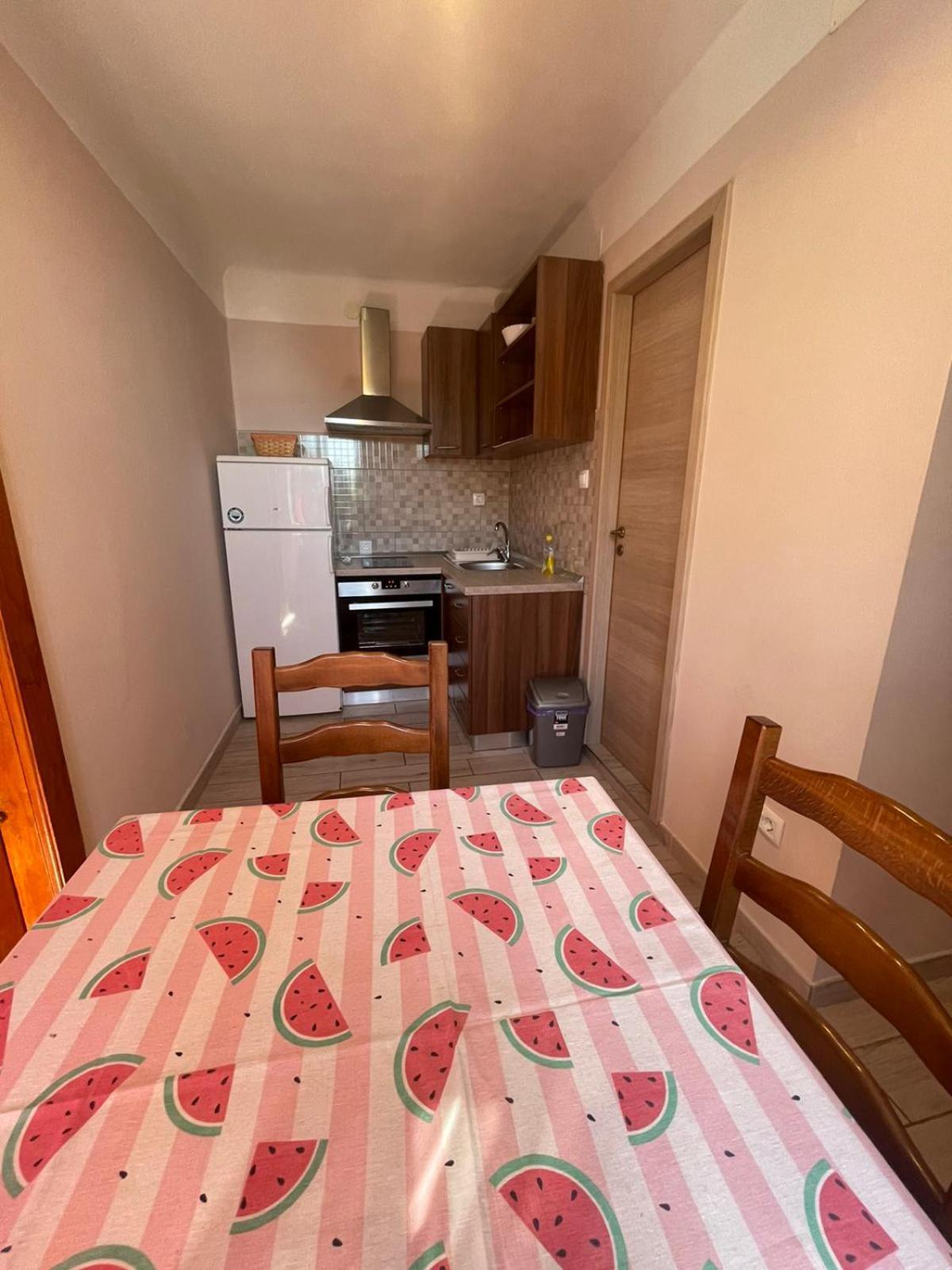 Crveni Apartman 茨雷斯 外观 照片