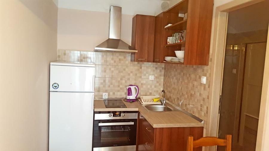 Crveni Apartman 茨雷斯 外观 照片