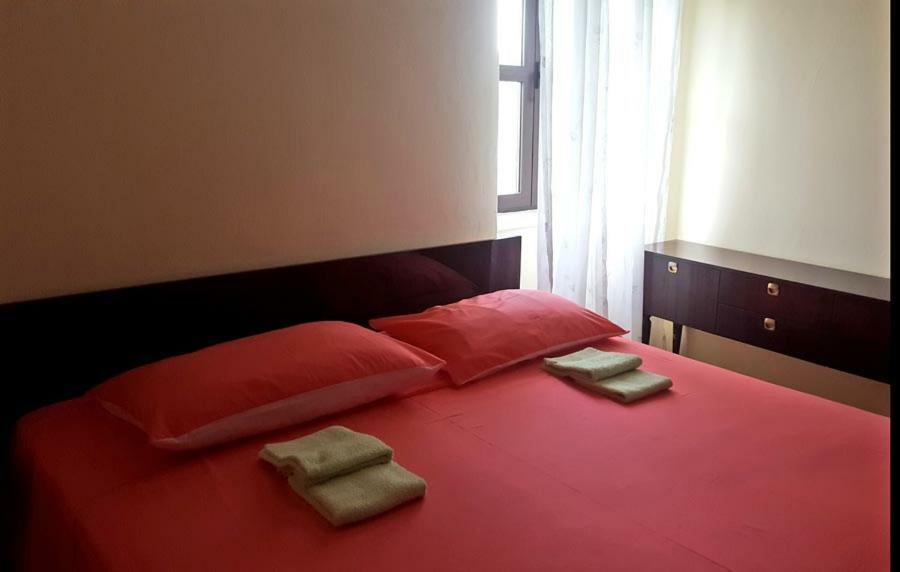 Crveni Apartman 茨雷斯 外观 照片